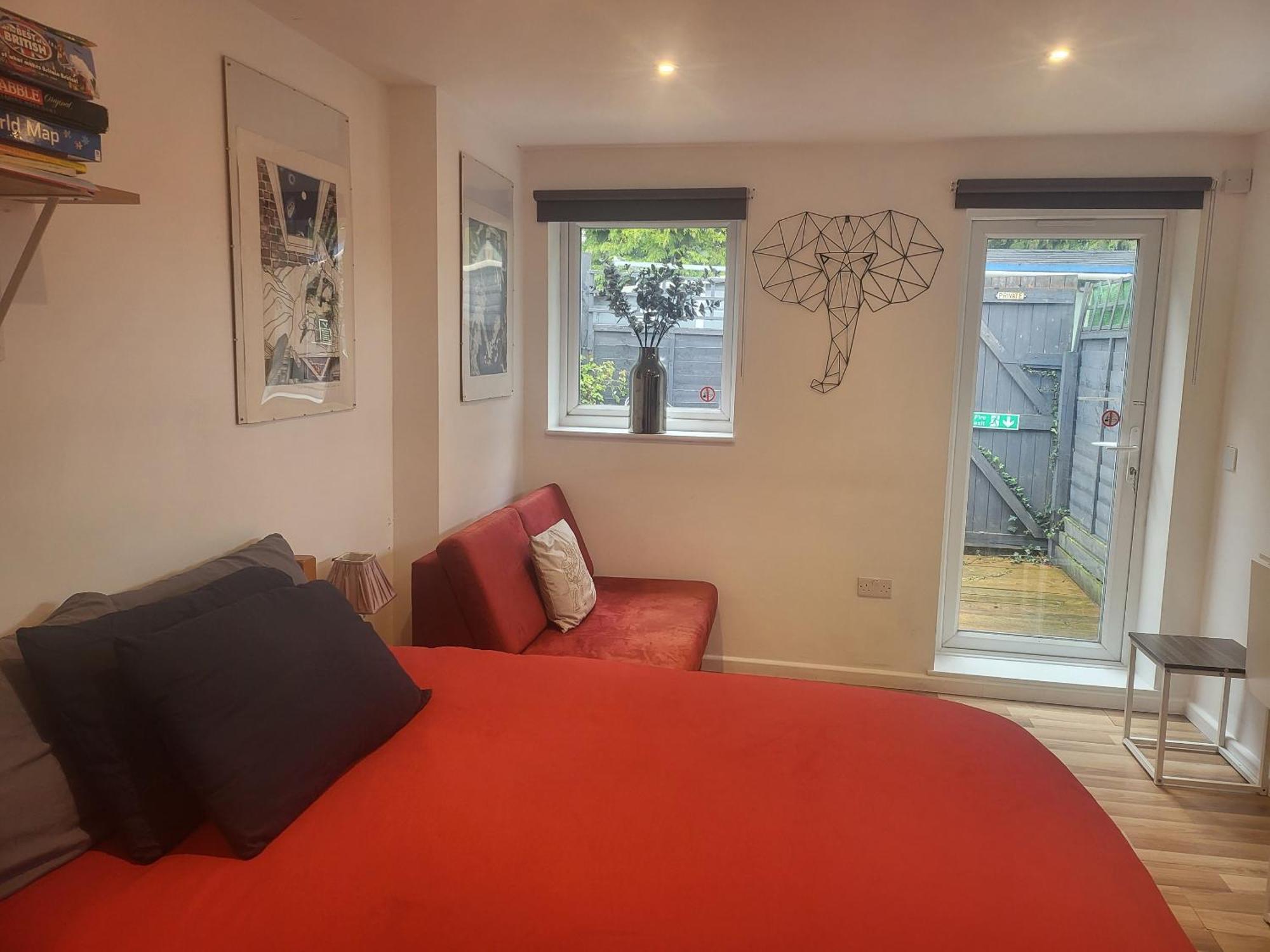 121 Studio - Central Studio Apartment, Terrace & Full Kitchen - Airport & Train Shuttle Bishop's Stortford Exterior photo